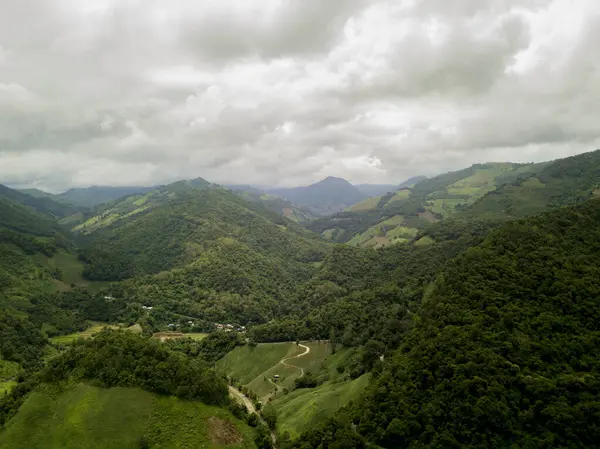 緑豊かな雨雲の村の空中ビューは 雨季のドイ プカマウンテン予約国立公園北部の熱帯雨林の山をカバーしています — ストック写真