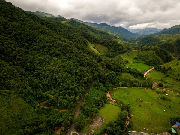 Letecký Pohled Vesnici Bujném Zeleném Dešti Oblačnost Pokrytí Tropických Deštných — Stock fotografie