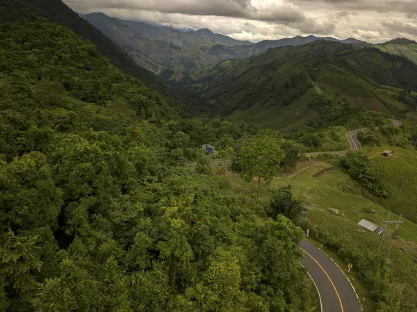 ロジスティックなコンセプト 田舎道の空想的な眺め 穏やかな緑と葉の熱帯雨林の山の風景を通り抜ける高速道路 — ストック写真