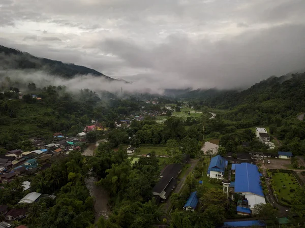 Widok Lotu Ptaka Wieś Bujnej Zielonej Deszczowej Chmurze Pokrywa Tropikalne — Zdjęcie stockowe