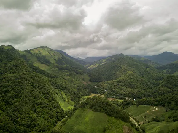 Luchtfoto Van Een Dorp Weelderige Groene Regenwolk Bedekken Tropische Regenwoud — Stockfoto