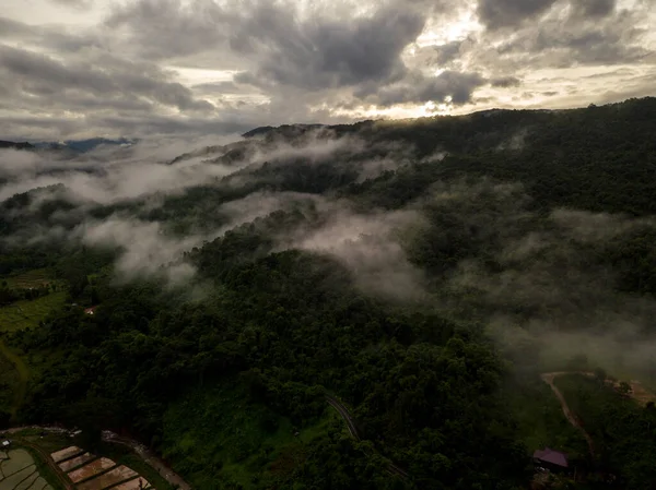 Widok Lotu Ptaka Wieś Bujnej Zielonej Deszczowej Chmurze Pokrywa Tropikalne — Zdjęcie stockowe
