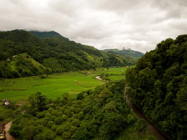 在泰国北部的Doi Phuka山国家公园 在雨季 一片绿意盎然的雨云覆盖着热带雨林山 鸟瞰着一个村庄 — 图库照片