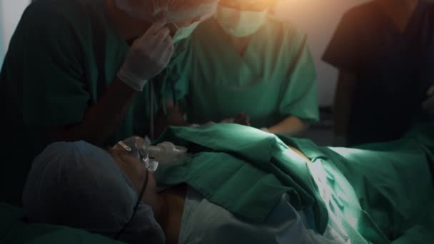 Chirurg Diagnozujący Identyfikujący Chorobę Serca Starszej Kobiety Wykonujący Zabieg Chirurgiczny — Wideo stockowe