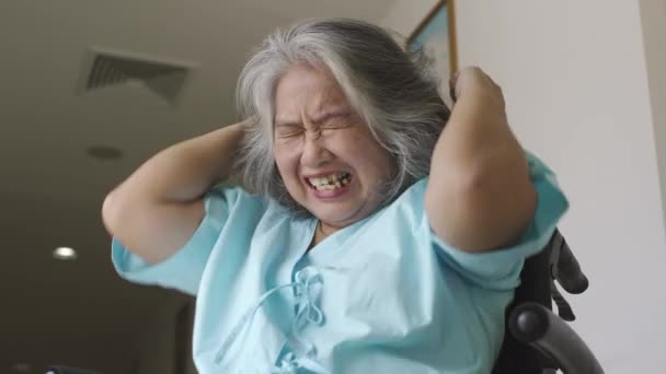 Aziatische Senior Volwassen Vrouw Die Lijdt Aan Een Psychische Stoornis — Stockvideo
