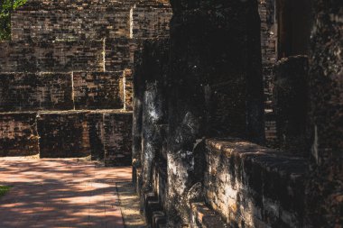 Tarihi yerlerdeki Buda Heykeli kadim tapınaklar Wat Si Chum ve Wat Mahathat şehri Sukhothai Tarih Parkı, Tayland