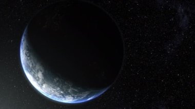 Güneş doğarken Dünya gezegeninin canlı mavi atmosferli ve bulutlu gökyüzü aşağıdaki kıtaları gösterirken uzaydan görüntüsü olarak sinematik bir şekilde yansıtılması.