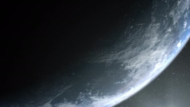 Güneş doğarken Dünya gezegeninin canlı mavi atmosferli ve bulutlu gökyüzü aşağıdaki kıtaları gösterirken uzaydan görüntüsü olarak sinematik bir şekilde yansıtılması.