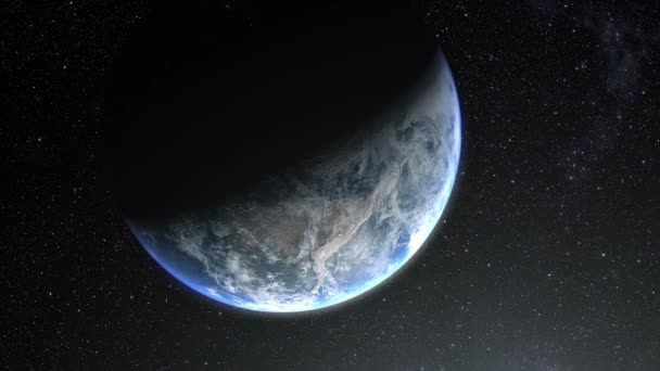 太阳升起时行星地球的电影渲染 从蓝色的大气和乌云密布的天空中可以看到下面的大陆 — 图库视频影像