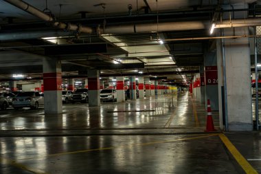 Modern boş yeraltı otoparkının içi.