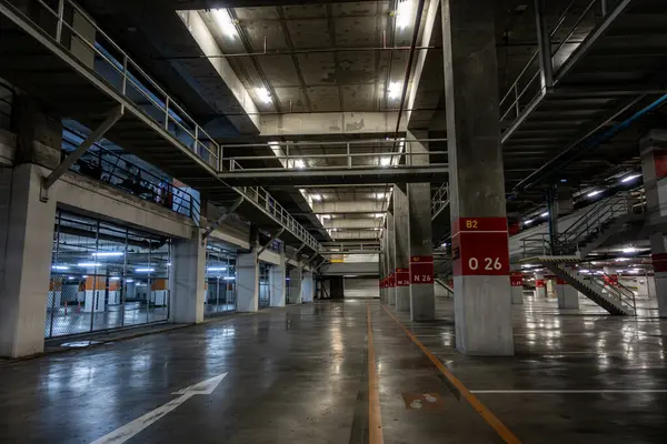 Modern boş yeraltı otoparkının içi.