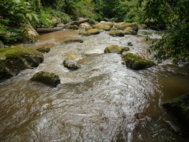Nan 'ın Boklua ilçesindeki Sapun Köyü' nde dönen Şelale, kristal berrak suların yoğun ve canlı ormanlarla çevrili yosun kaplı kayaların üzerinde aktığı ve sakin bir geri çekilme sunan gizli bir cennettir.