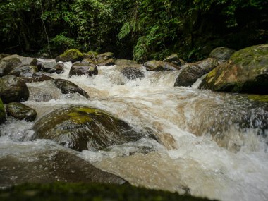 Nan 'ın Boklua ilçesindeki Sapun Köyü' nde dönen Şelale, kristal berrak suların yoğun ve canlı ormanlarla çevrili yosun kaplı kayaların üzerinde aktığı ve sakin bir geri çekilme sunan gizli bir cennettir.