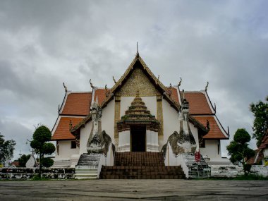 Nan Eyaleti 'ndeki Wat Phumin Tapınağı, büyüleyici duvar resimleriyle tanınan ve yerel hayatın karmaşık tasvirleriyle bilinen eşsiz bir tapınaktır.