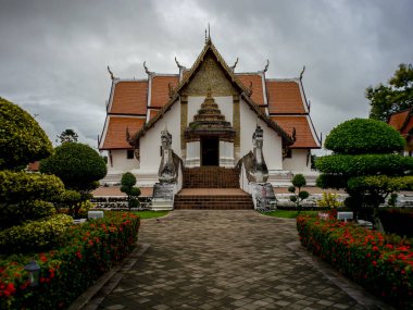 Nan Eyaleti 'ndeki Wat Phumin Tapınağı, büyüleyici duvar resimleriyle tanınan ve yerel hayatın karmaşık tasvirleriyle bilinen eşsiz bir tapınaktır.