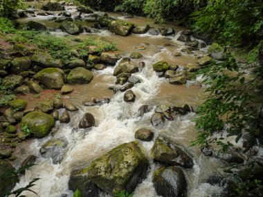 Nan 'ın Boklua ilçesindeki Sapun Köyü' nde dönen Şelale, kristal berrak suların yoğun ve canlı ormanlarla çevrili yosun kaplı kayaların üzerinde aktığı ve sakin bir geri çekilme sunan gizli bir cennettir.