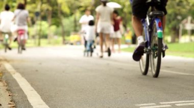 Parkta bisikletli insanlar  