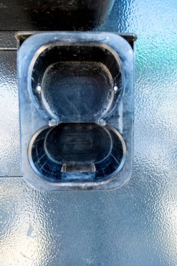 İstasyondaki elektrikli araba şarj aleti.