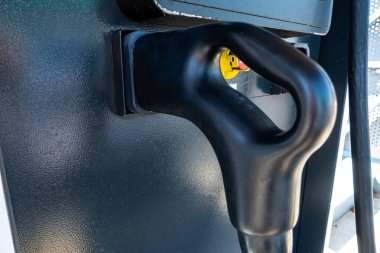 İstasyondaki elektrikli araba şarj aleti.