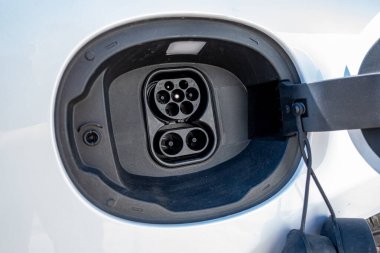 Arabanın şarj prizini kapat