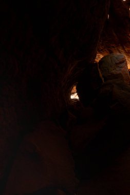 Güneş ışığıyla güzel bir mağaranın yakın çekimi.