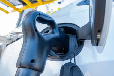 Otomobilin şarj prizi