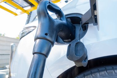 Otomobilin şarj prizi