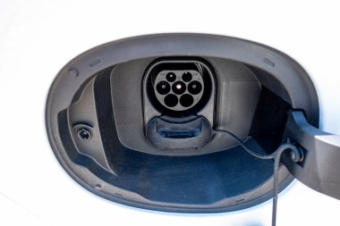 Arabanın şarj prizini kapat