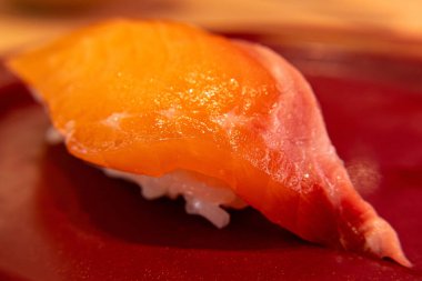 Suşi ve somon tabağı. Yakın plan.