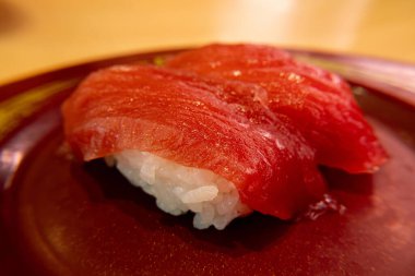 Suşi ve somon tabağı. Yakın plan.