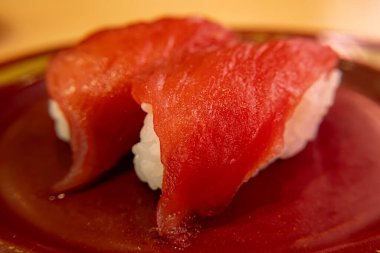 Suşi ve somon tabağı. Yakın plan.