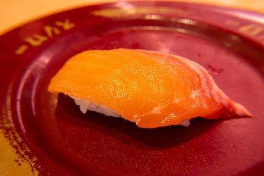 Suşi ve somon tabağı. Yakın plan.