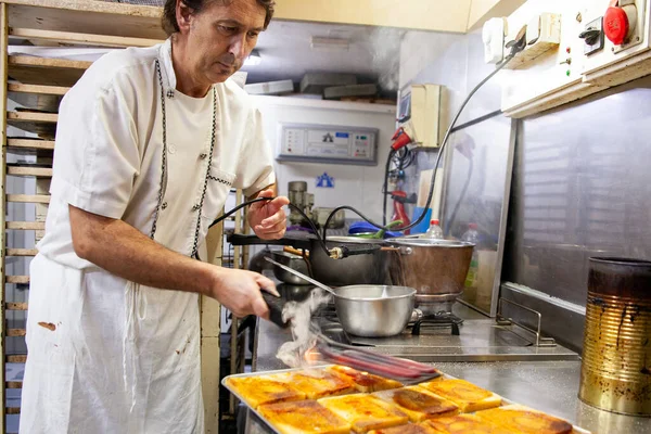 Proceso Pastelería Chef Quema Azúcar Con Plato Caliente Las Porciones — Foto de Stock
