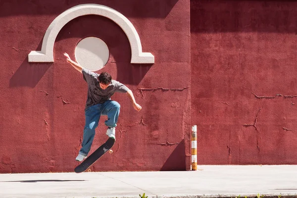 Skateboarder Pulando Rua Primavera Com Pard Colorido — Fotografia de Stock