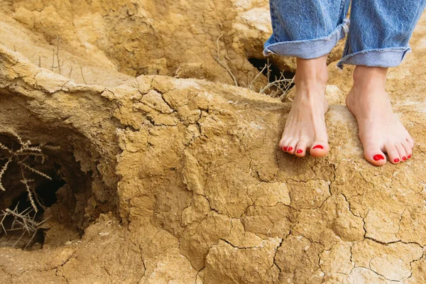 Feet Bare Uma Mulher Uma Terra Desertada Amarela — Fotografia de Stock