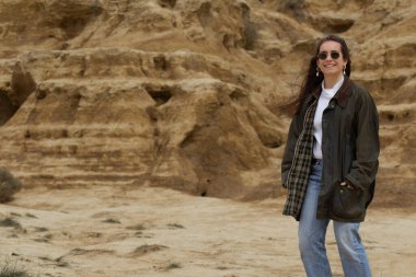 Bardenas Reales Parkı 'na tatile giden mutlu genç kız.