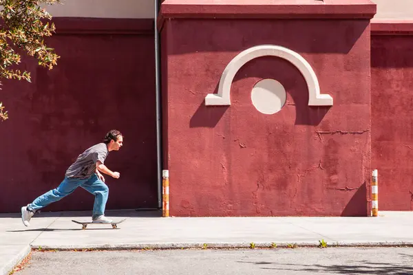 Νέοι Skateboarder Skateboarding Κίνηση Ένα Πολύγωνο Αντίγραφο Χώρο — Φωτογραφία Αρχείου