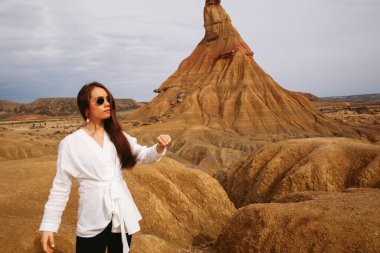 Bardenas Reales 'in ıssız topraklarında seyahat eden güzel bir kadın.