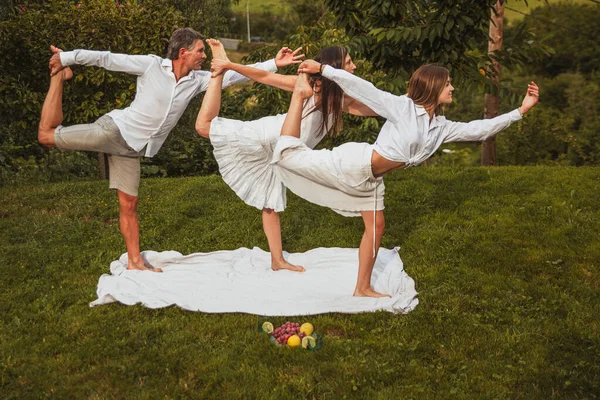 Familie Aus Vater Mutter Und Tochter Praktiziert Yoga Als Figur — Stockfoto