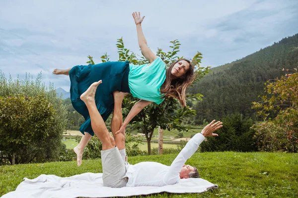 Yogi Casal Homem Mulher Praticando Acroya Natureza Sorrindo Feliz — Fotografia de Stock