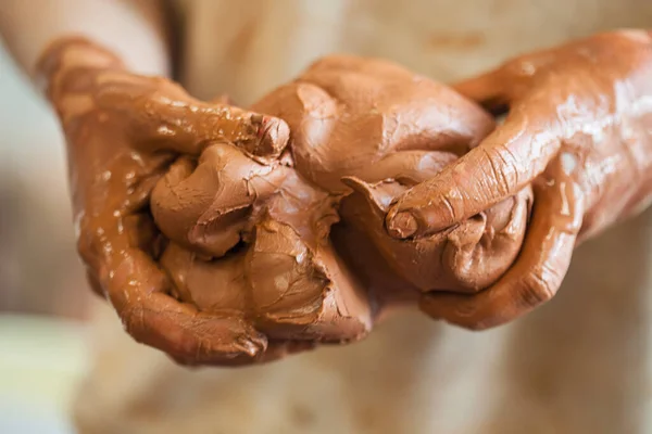 粘土で覆われて粘土を成形する女性の手 — ストック写真