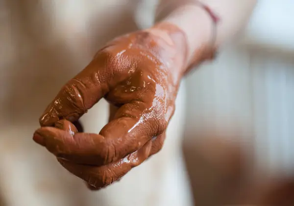 粘土で覆われた女性の手 — ストック写真