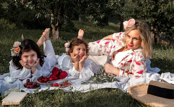 Madre Con Sus Hijas Felices Alegres Picnic Entre Flores Jardín — Foto de Stock