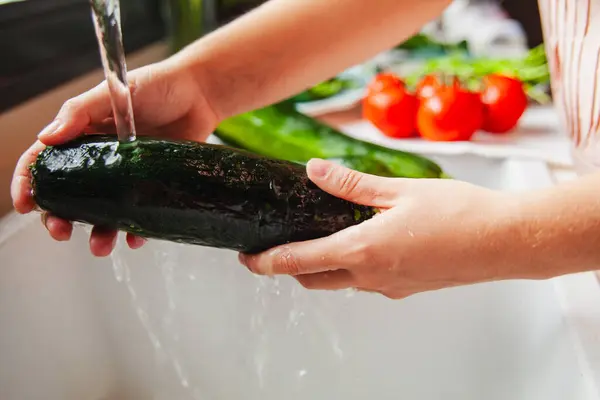 Kvinnans Händer Tvättar Grönsaker Zucchini Köksblandaren — Stockfoto