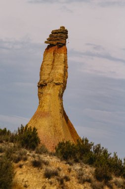 Güneşli bir günde Bardenas Reales 'teki bir tepenin manzara ayrıntıları, dikey bir fotoğraf..