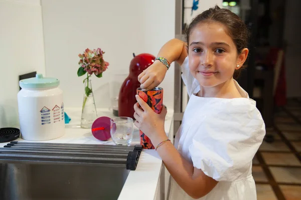 Güzel mutlu kız mutfakta çikolatalı milkshake hazırlıyor.