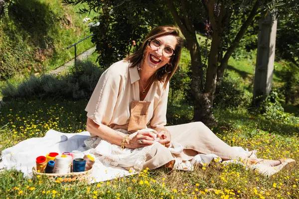 Mujer Modista Sonriendo Felizmente Cosiendo Vestido Jardín Casa — Foto de Stock