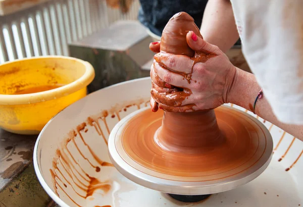 陶器の車輪をモデル化した女性の陶器の手の詳細 — ストック写真