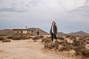 Genç bir kadın ve çocuk bir çöl manzarasını geziyor ve geziyor.