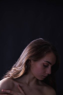 Stüdyoda yer kopyalayan genç bir kızın portresi.